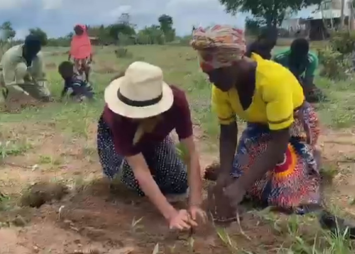 Afrikadaki engelliler için meyve bahçesi oluşturuldu