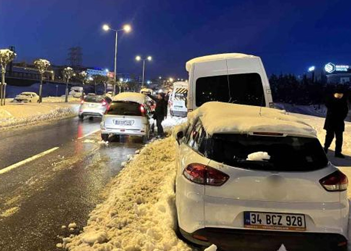 Hadımköy'de sürücüler yolda bıraktıkları araçlarını çekiyor