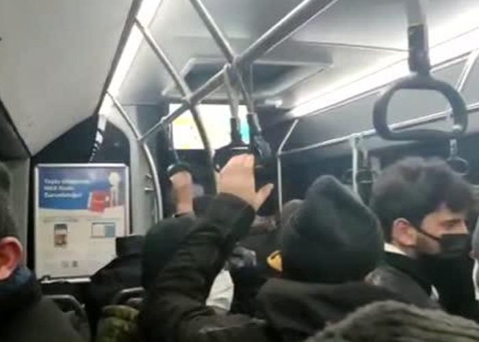 Otoyolda İETT otobüsünden indirilen yolculardan tepki