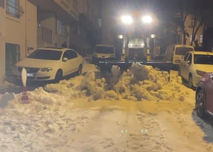 Esenyurt'ta bir kişi sokağındaki karları kendi iş makinesiyle temizledi