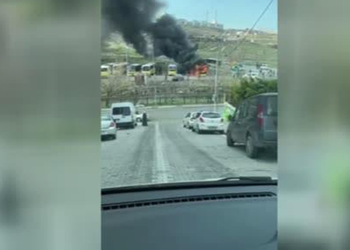 Esenyurt'ta park halindeki özel halk otobüsü yandı