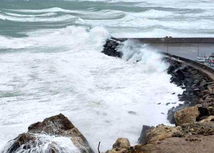 Karaburun'da dev dalgalar oluştu, balıkçılar denize açılamadı