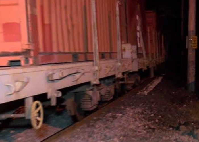 Çatalca'da yük treni kamyonete çarptı