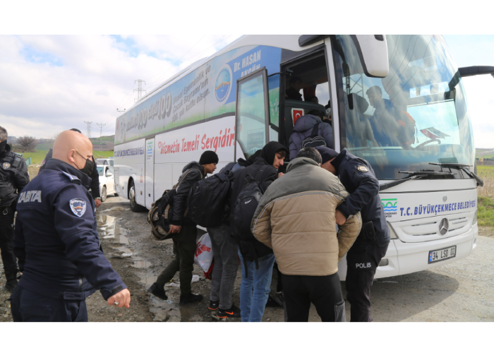 Yunanistan hayali ile yola çıkan 55 Afgan göçmeni tarlaya bırakıp kaçtılar
