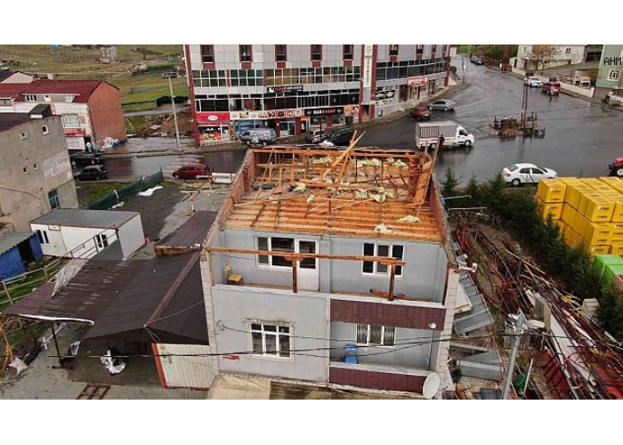 Arnavutköy'de lodosta çatısı uçan evler drone ile görüntülendi