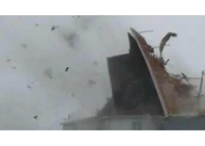 Avcılar'da binanın çatısı yola uçtu