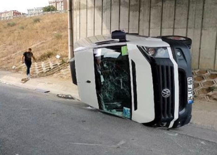 Servis minibüsü yan yattı 6 kişi yaralı