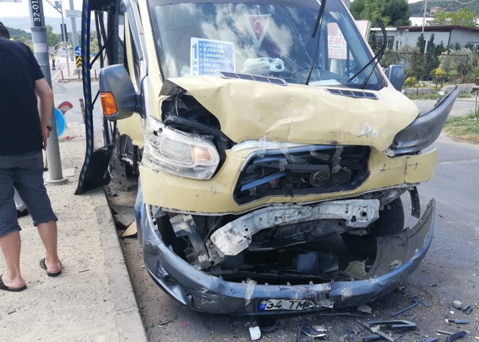 Yolcu minibüsü ile hafif ticari araç çarpıştı: 6 yaralı