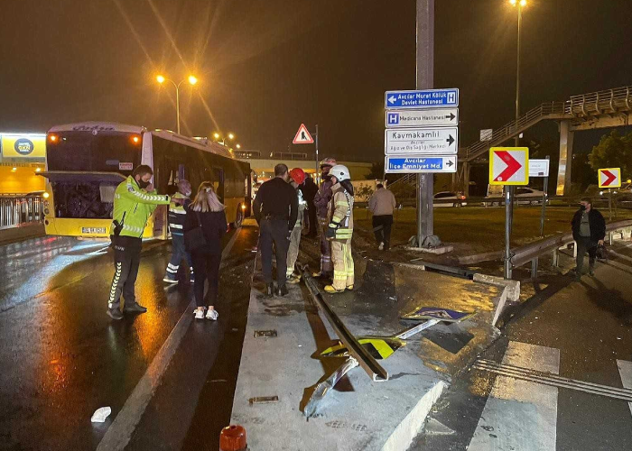 Avcılar'da halk otobüsü kaza yaptı